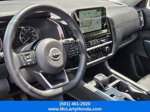 Used 2025 Nissan Pathfinder SL FWD image 8