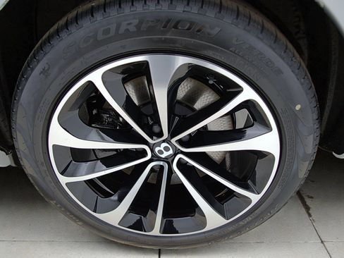 Certified 2023 Bentley Bentayga Extended Wheelbase image 55