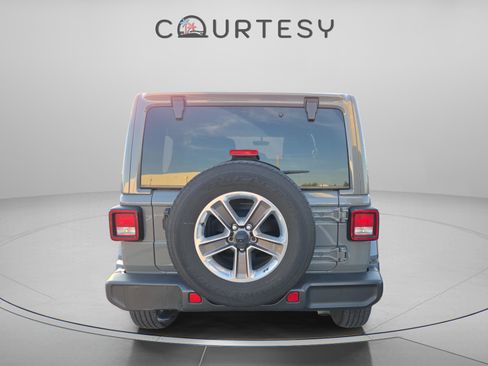 Used 2022 Jeep Wrangler Unlimited Sahara image 4