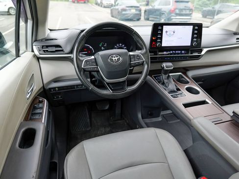 Used 2023 Toyota Sienna XLE FWD image 39