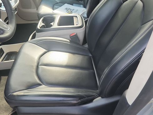Used 2023 Chrysler Pacifica Touring-L FWD image 10