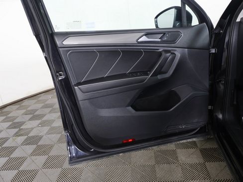 Used 2022 Volkswagen Tiguan SE w/ Panoramic Sunroof Package image 22