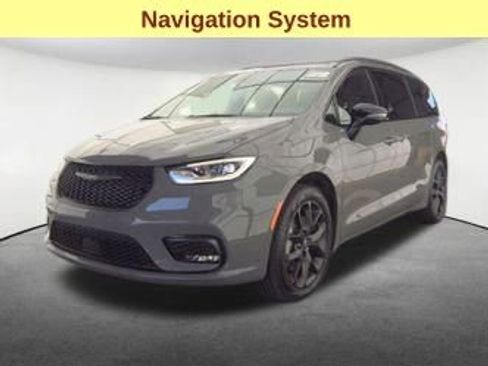 Used 2025 Chrysler Pacifica Limited image 4