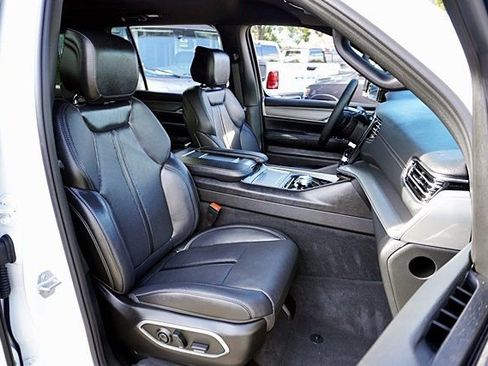 Certified 2025 Jeep Wagoneer Series II image 12