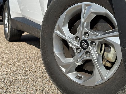 Used 2024 Hyundai Tucson SE FWD image 2