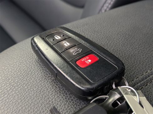 Used 2021 Toyota RAV4 XLE Premium image 40