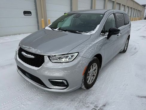 Used 2024 Chrysler Pacifica Touring-L image 8