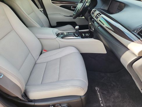 Used 2014 Lexus LS 460 w/ Comfort Package RWD image 29