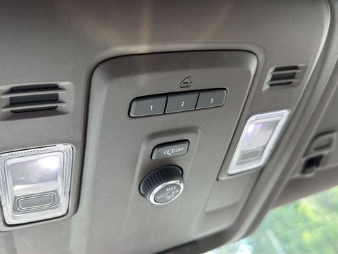 Used 2024 Chevrolet Suburban LT RWD image 31