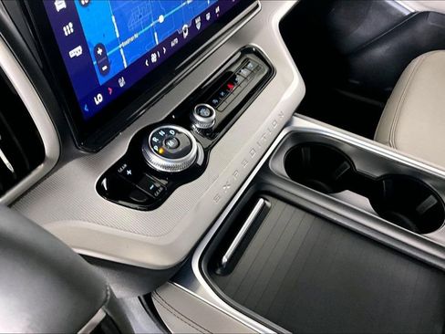 Used 2025 Ford Expedition Active RWD image 16