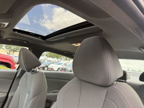 Used 2025 Hyundai Elantra SEL image 20