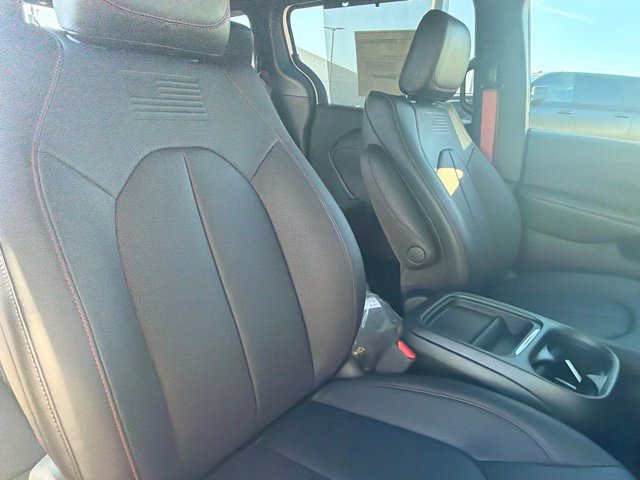 New 2027 Chrysler Pacifica Select AWD/4WD image 10