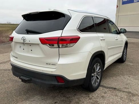 Used 2017 Toyota Highlander XLE w/ Carpet Mat Package image 13