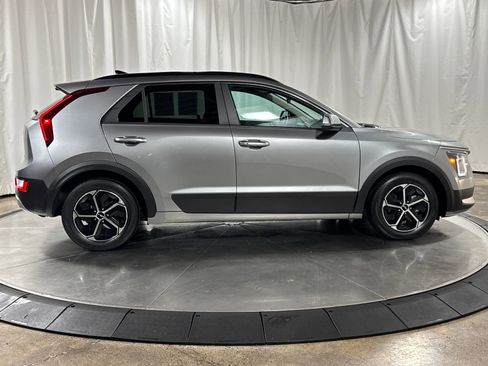 Used 2023 Kia Niro EX FWD image 6