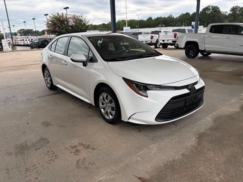 Used 2026 Toyota Corolla LE FWD image 3