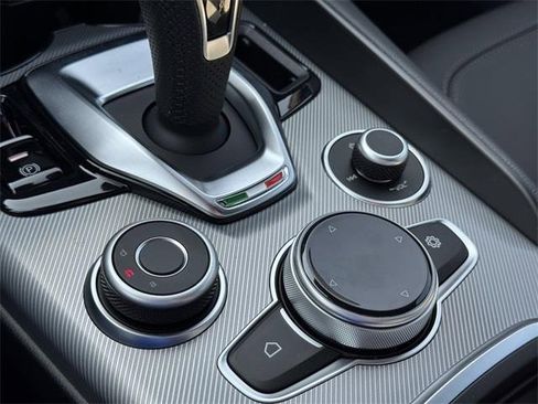 New 2025 Alfa Romeo Giulia Base image 17