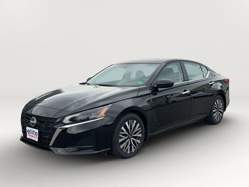 Used 2024 Nissan Altima 2.5 SV image 3