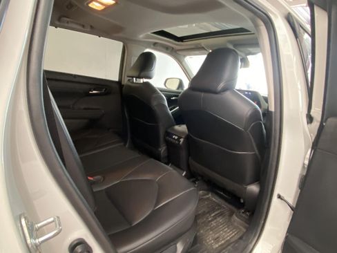 Used 2021 Toyota Highlander XLE AWD/4WD image 11
