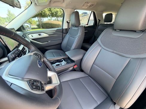 New 2026 Ford Explorer Active w/ Active Comfort Package RWD image 18