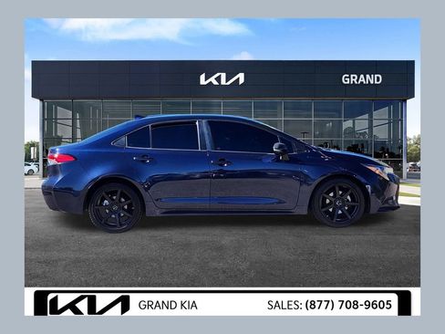 Used 2021 Toyota Corolla LE image 1