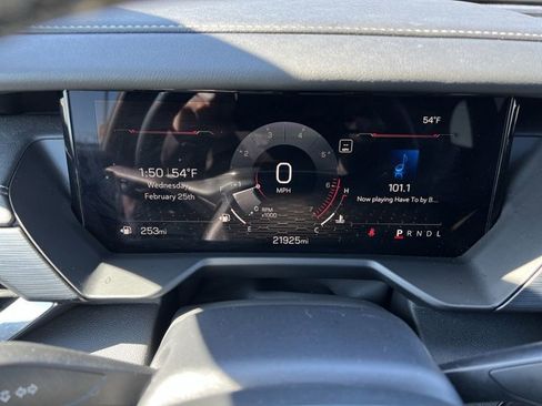 Used 2025 GMC Acadia Elevation image 12