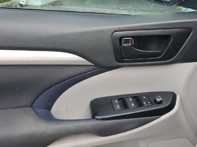 Used 2019 Toyota Highlander LE FWD image 19