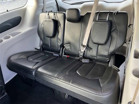 Used 2022 Chrysler Pacifica Touring-L image 17