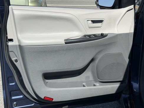 Used 2019 Toyota Sienna L FWD image 13
