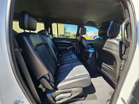 Used 2024 Jeep Wagoneer Series II w/ Flexible Seating Group image 31