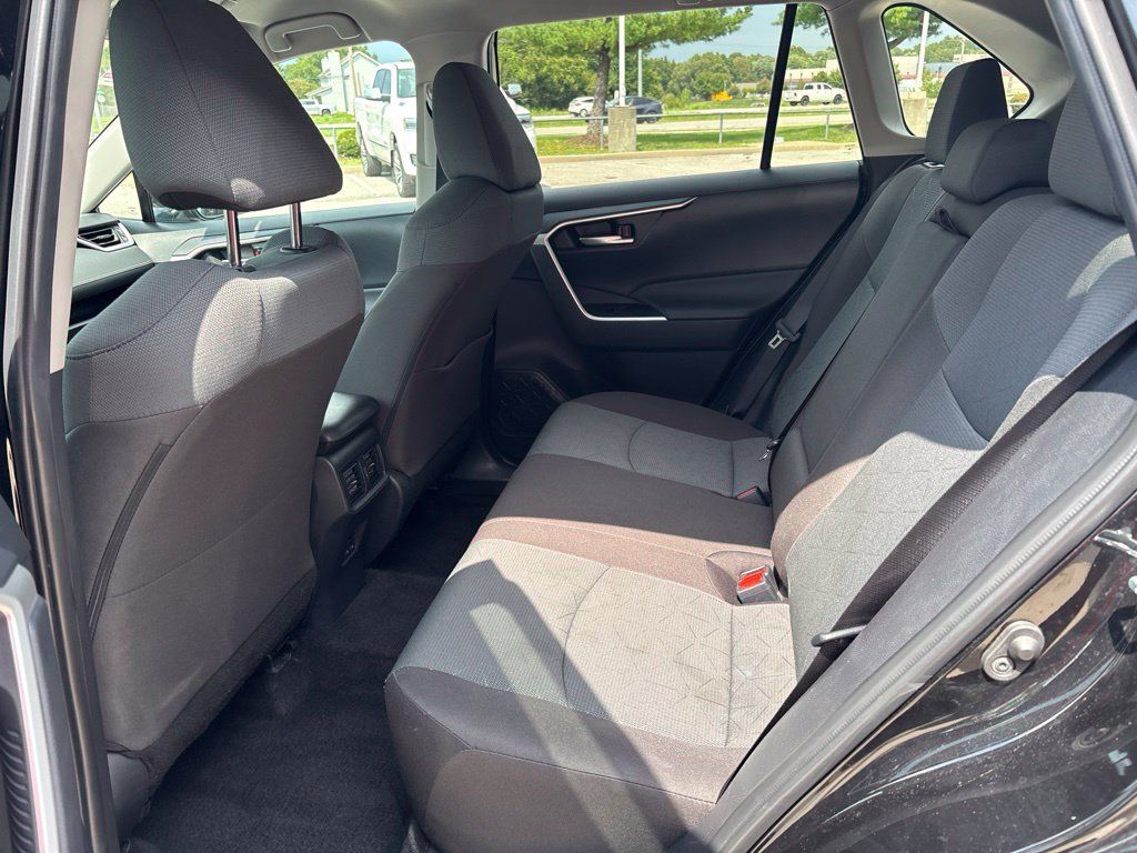 Used 2025 Toyota RAV4 XLE FWD image 18