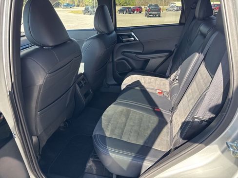 Used 2024 Mitsubishi Outlander SE image 12