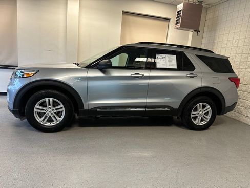 Used 2023 Ford Explorer XLT AWD/4WD image 39