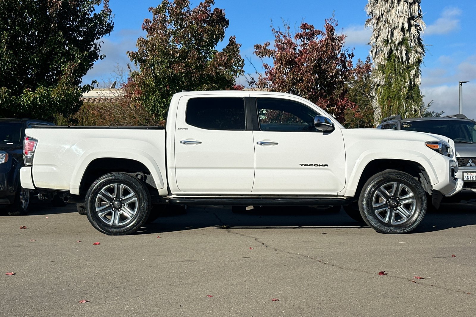 Used 2016 Toyota Tacoma Limited w/ Towing Package RWD image 3