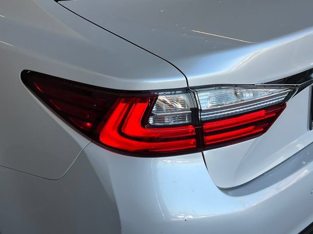 Used 2018 Lexus ES 350 w/ Luxury Package w/Wood Trim FWD image 16