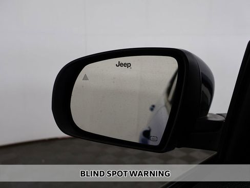 Used 2025 Jeep Compass Latitude AWD/4WD image 3