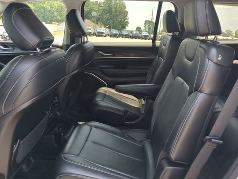 Used 2023 Jeep Grand Cherokee L Limited w/ Black Appearance Package AWD/4WD image 12