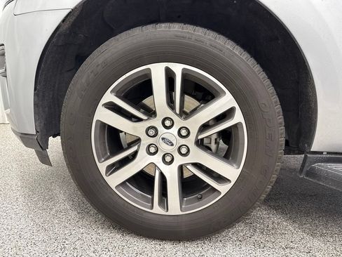 Used 2024 Ford Expedition XLT RWD image 9