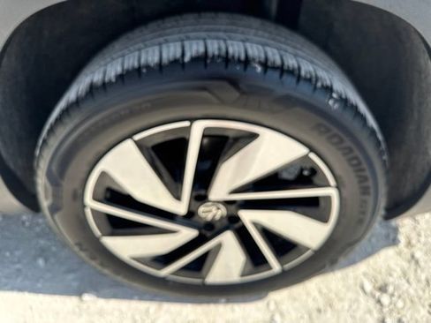 Used 2025 Volkswagen Atlas SE FWD image 24