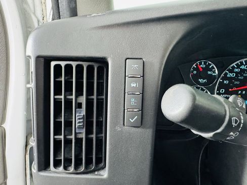 Used 2015 Chevrolet Express 2500 RWD image 8