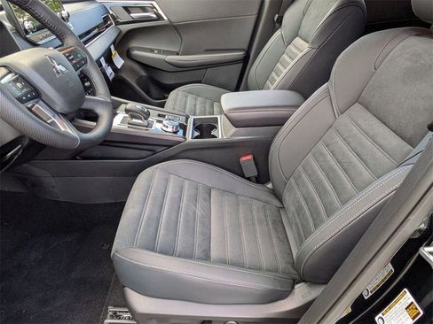 New 2025 Mitsubishi Outlander SE image 13