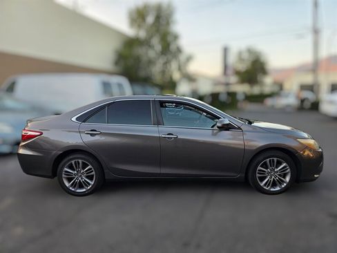 Used 2016 Toyota Camry SE image 4