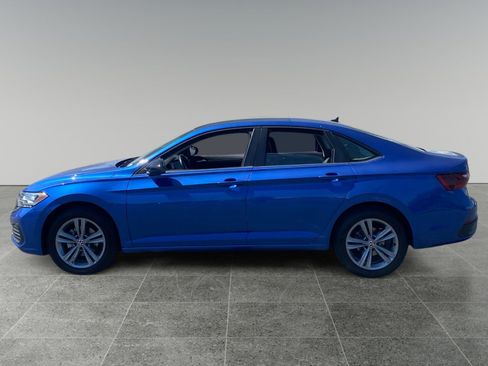 Used 2024 Volkswagen Jetta SE FWD image 2