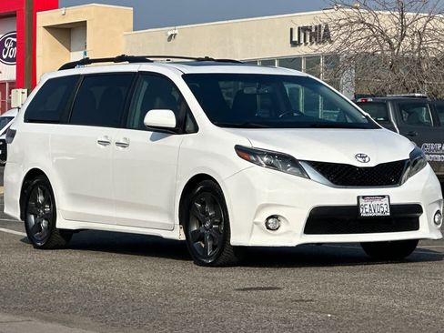 Used 2016 Toyota Sienna SE image 9