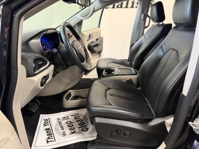 Used 2024 Chrysler Pacifica Touring-L FWD image 5