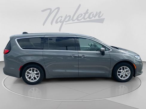 Used 2023 Chrysler Pacifica Touring-L FWD image 7