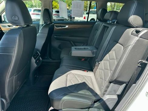 Used 2024 Volkswagen Atlas SE w/ Panoramic Sunroof Package FWD image 18