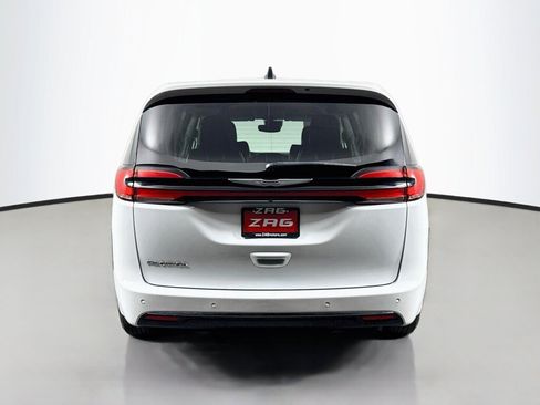 Used 2024 Chrysler Pacifica Touring-L FWD image 4