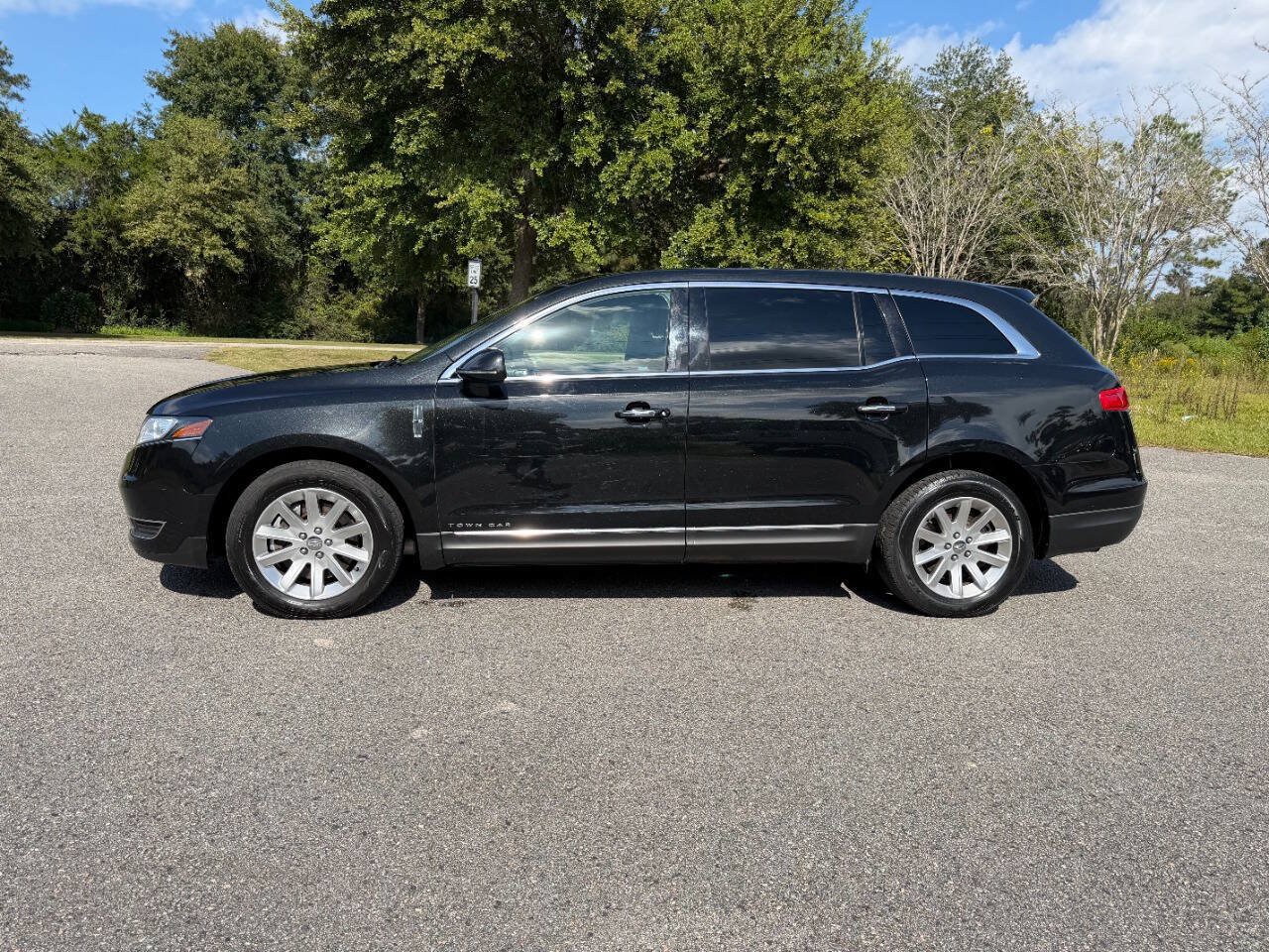 Used 2015 Lincoln MKT AWD image 3