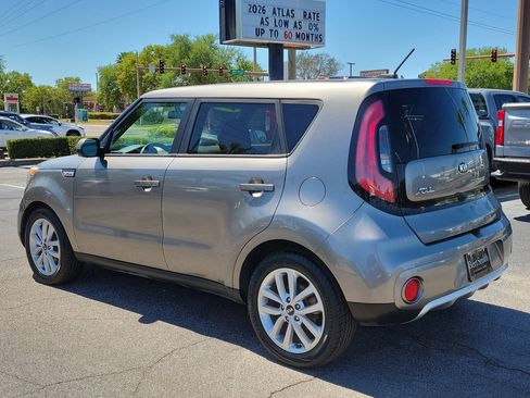 Used 2017 Kia Soul + image 4