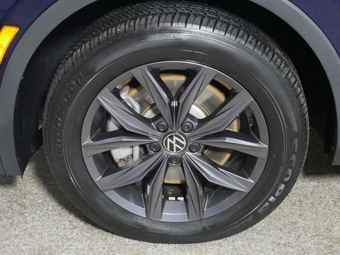 Used 2023 Volkswagen Tiguan SE w/ Panoramic Sunroof Package image 15